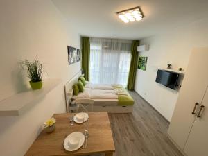 Habitación pequeña con cama y mesa en Siesta Apartman, en Balatonberény