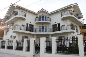 un edificio blanco con balcones. en Casa Servus, en Mamaia Nord – Năvodari