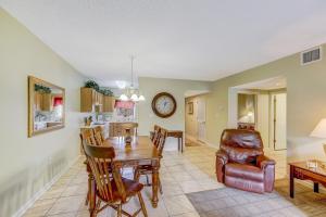 Зона вітальні в Whispering Pines 424