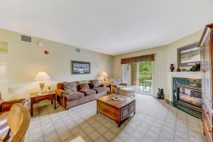 Зона вітальні в Whispering Pines 424