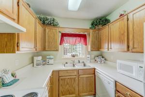Кухня або міні-кухня у Whispering Pines 424
