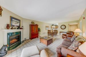 Зона вітальні в Whispering Pines 424