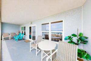 sala de estar con mesa y sillas en el balcón en Islander Beach Resort unit 3009, en Fort Walton Beach
