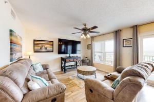 Una sala de estar con dos sofás y una mesa. en Islander Beach Resort unit 3009, en Fort Walton Beach