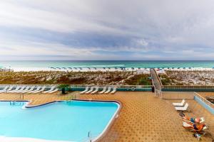 un complejo con 2 piscinas y una playa en Islander Beach Resort unit 3009, en Fort Walton Beach