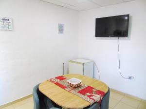 Μια τηλεόραση ή/και κέντρο ψυχαγωγίας στο Moderno departamente para Parejas! Terraza privada!