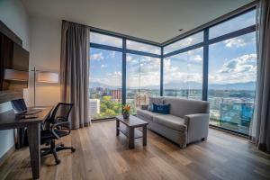 Nespecifikovaný výhled na hory nebo výhled na hory při pohledu z hotelu