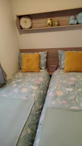 a bedroom with two twin beds with at Chainbridge in Selsey