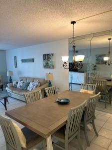 Гостиная зона в Siesta Key Escape Ground Floor Steps to Heated Pool and Free Trolley