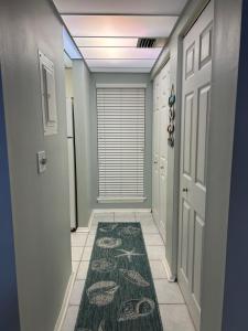 Фотография из галереи Siesta Key Escape Ground Floor Steps to Heated Pool and Free Trolley в городе Сиеста-Ки