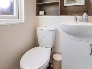 Vannituba majutusasutuses Honeysuckle Lodge +25 fotot