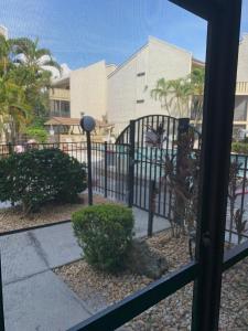 Фотография из галереи Siesta Key Escape Ground Floor Steps to Heated Pool and Free Trolley в городе Сиеста-Ки