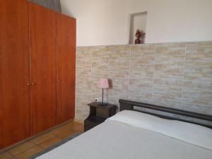 En eller flere senge i et værelse på Cozy House Spetses