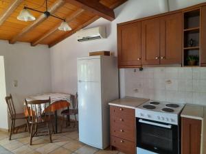 Køkken eller tekøkken på Cozy House Spetses