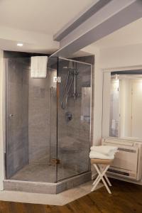 韋內雷港的住宿－Torre a Mare Porto Venere，浴室里设有玻璃门淋浴
