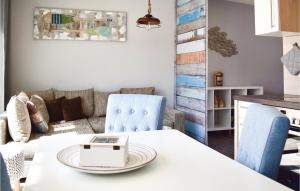 salon ze stołem i niebieskimi krzesłami w obiekcie Gorgeous Apartment In Gelbensande-graal-mritz With Wifi w mieście Müritz