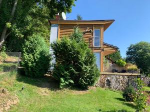 ein Haus auf einem Hügel mit Büschen davor in der Unterkunft Kellys SPA in Kdyně