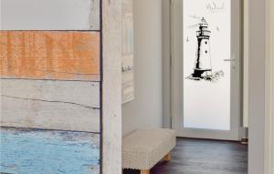 una stanza con un faro disegnato su un muro di Gorgeous Apartment In Gelbensande-graal-mritz With Wifi a Graal-Müritz