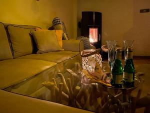 uma sala de estar com um sofá e uma mesa com garrafas em Kellys SPA em Kdyně