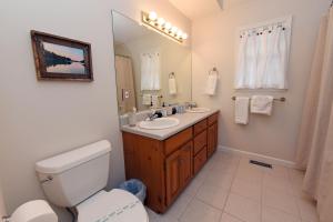 een badkamer met een toilet, een wastafel en een spiegel bij Cottage at Cozy Cove - lake front, dock, pet friendly, fire pit in Blairsville