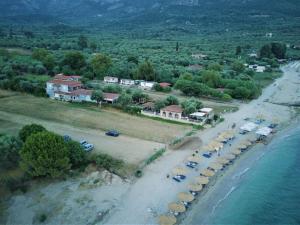 an aerial view of a beach with a group of cars at Luxurious apartment foinikas in Mýtikas
