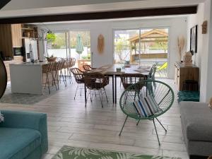 cocina y sala de estar con mesa y sillas en Ty Breizh en Saint-Nic
