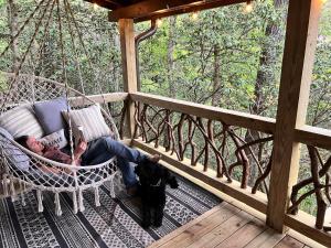 Un balcón o terraza de Log Cabin with Mountain View and Privacy
