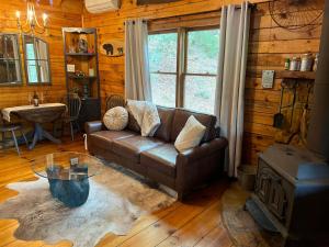 Zona de estar de Log Cabin with Mountain View and Privacy