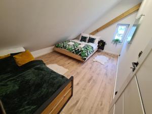 1 dormitorio con 1 cama y 1 sofá en una habitación en Apartament Ptasia Ostoja - 5D Apartamenty en Świeradów-Zdrój