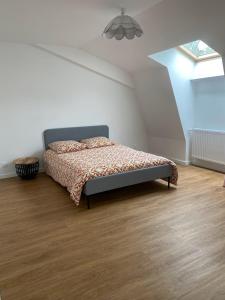 1 dormitorio con 1 cama en una habitación blanca en Ty Breizh en Saint-Nic