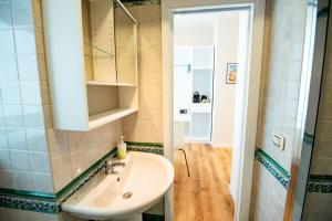 La salle de bains est pourvue d'un lavabo et d'un miroir. dans l'établissement MARE LUNA, à Maiori