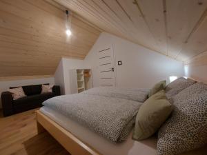 1 dormitorio con 1 cama grande en una habitación en Domki na Stoku, en Wisła