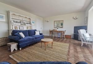 Posezení v ubytování TY CAMP- 4 BED SEA FRONT - RAVENSPOINT ROAD
