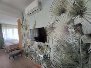 - un salon avec une télévision murale dans l'établissement Solaris Apartments, à Budva