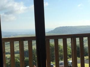 Uma vista geral da montanha ou uma vista da montanha a partir do apartamento