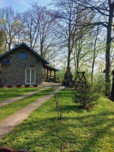 ein Steinhaus inmitten eines Gartens in der Unterkunft Planinska kuca Steki Bukulja in Aranđelovac