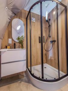 W łazience znajduje się prysznic i umywalka. w obiekcie Biała Czapla Glamping z balią nad jeziorem czorsztyńskim w mieście Maniowy