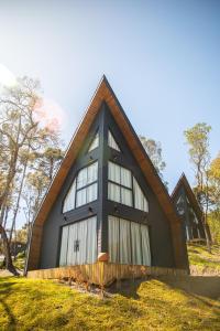 una pequeña casa con techo de gambrel en Cabanas Cold Mountain, en Urubici