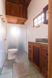 ein Badezimmer mit Toilette und Waschbecken in der Unterkunft Chalé de Pedra - Hospedaria in São Thomé das Letras + 53 Fotos