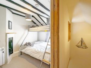 a bedroom with a bunk bed in a room at Piemans Cottage in Pulborough