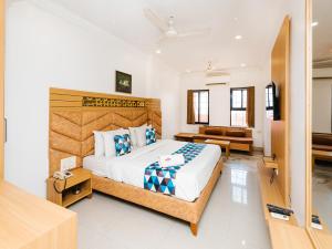 Llit o llits en una habitació de Hotel Galaxy Opp Surat Railway Station