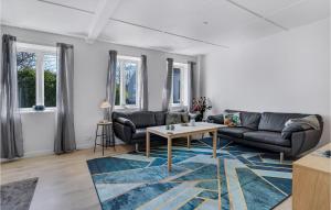 een woonkamer met een bank en een tafel bij 3 Bedroom Awesome Home In Sams in Nordby