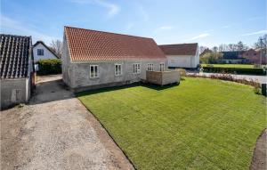 a house with a yard with a large lawn at 3 Bedroom Awesome Home In Sams in Nordby