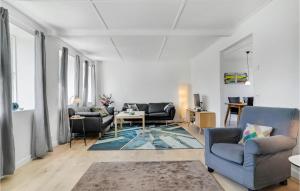 Sala de estar con 2 sofás y mesa en 3 Bedroom Awesome Home In Sams, en Nordby