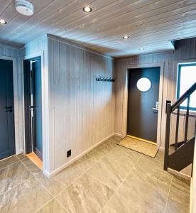 um quarto com paredes com painéis de madeira e uma escadaria em Beachfront Paradise Lofoten em Bøstad