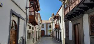 an alley in an old town with white buildings at Casa Andrea Teror in Teror