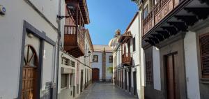 un callejón en un casco antiguo con edificios blancos en Casa Andrea Teror, en Teror