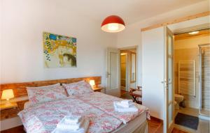 um quarto com uma cama com uma colcha rosa em Nice Home In Castiglione Chiavarese With Kitchen em Castiglione Chiavarese