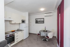 Kuchyň nebo kuchyňský kout v ubytování Apartments Viljac