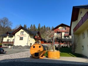 un grupo de objetos de madera sentados frente a un edificio en Willa Larysa Agro en Wisła